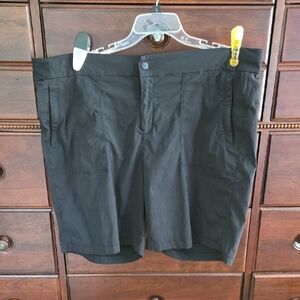 Women's Athleta Trekkie Bermuda 2.0  Size 20 Black